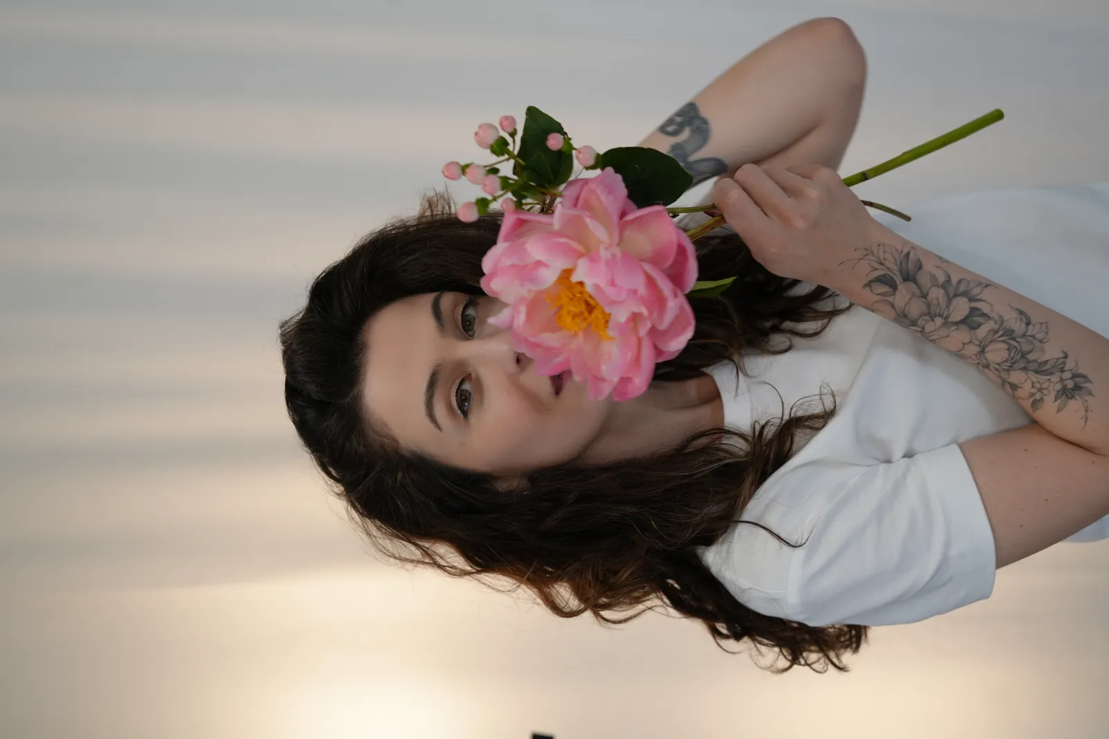 Retrato de Talita com pe&ocirc;nias vermelhas