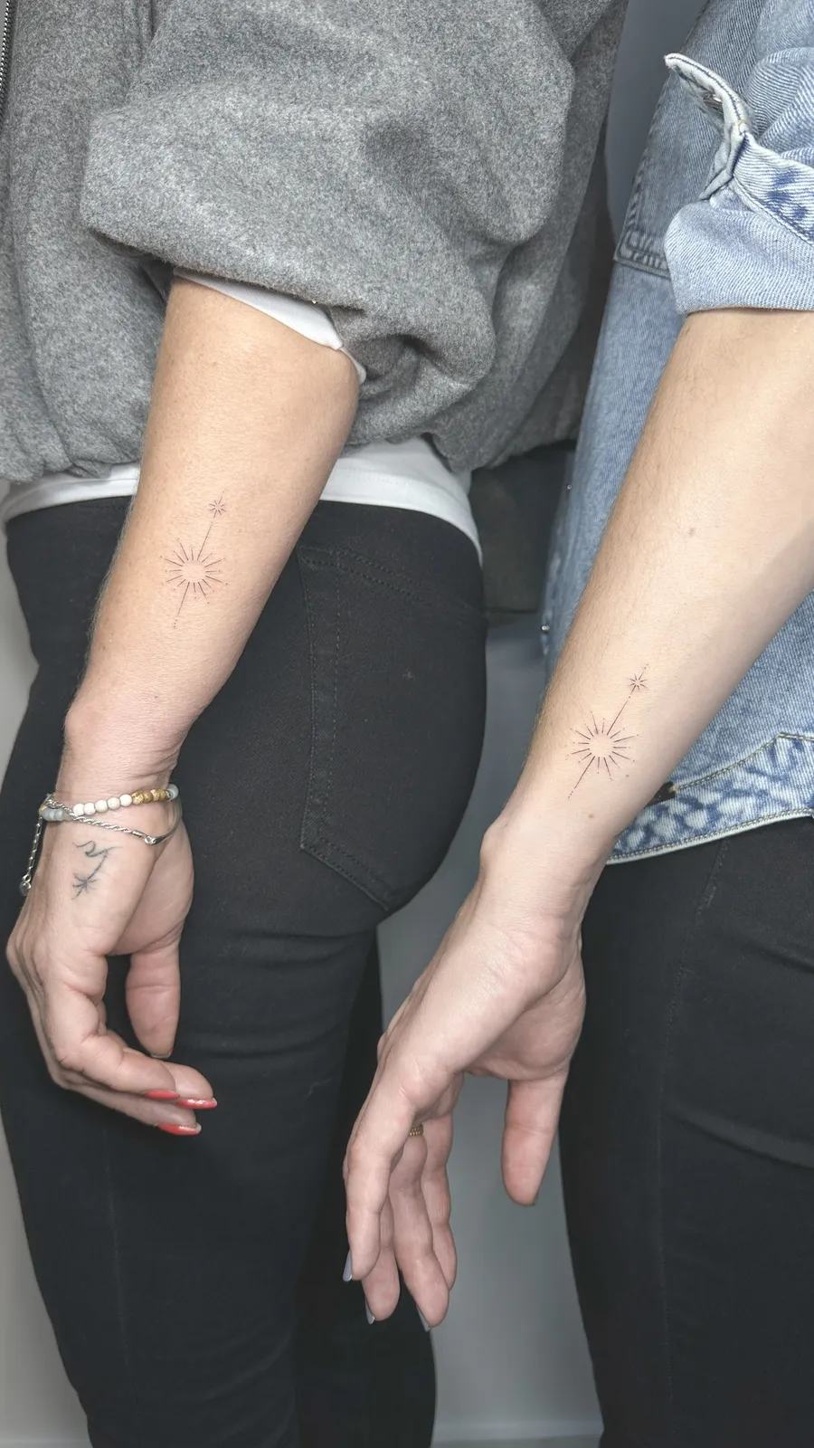 S&oacute;is g&ecirc;meos tatuados nos pulsos de duas pessoas