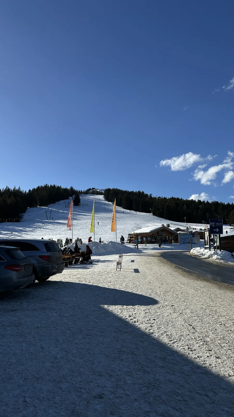 Pista de esqui sob o c&eacute;u azul