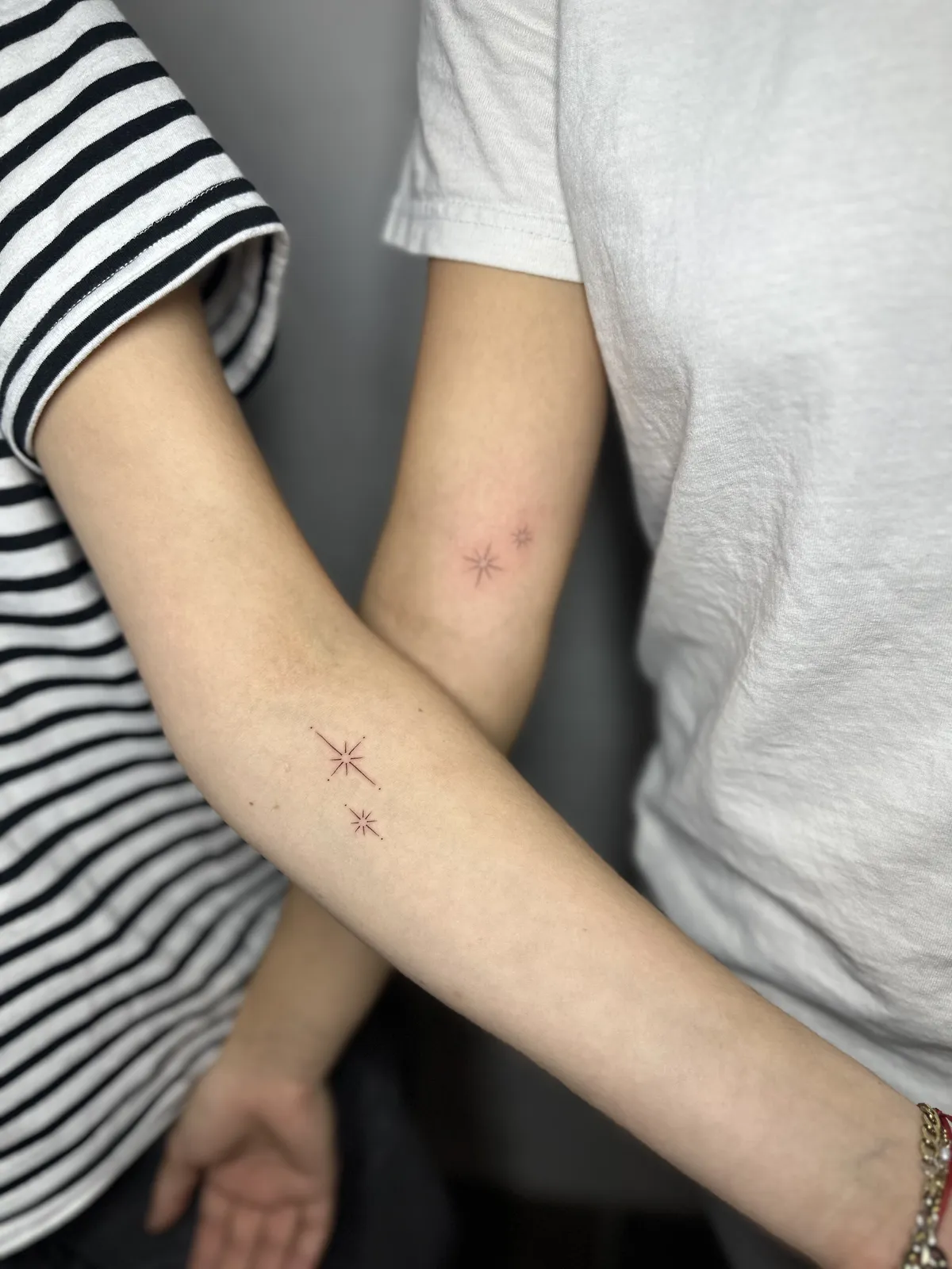 Estrela mi&uacute;da tatuada no bra&ccedil;o